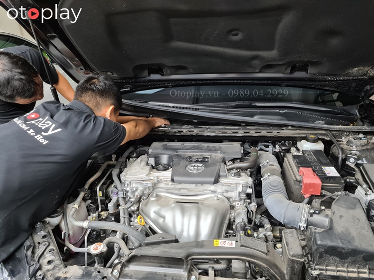 Thợ kỹ thuật OTOPLAY lắp lưới chống chuột xe Camry 2020