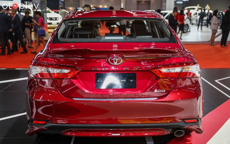 Đuôi gió Camry với đường lượn vào giữa tạo điểm nhấn rất ấn tượng