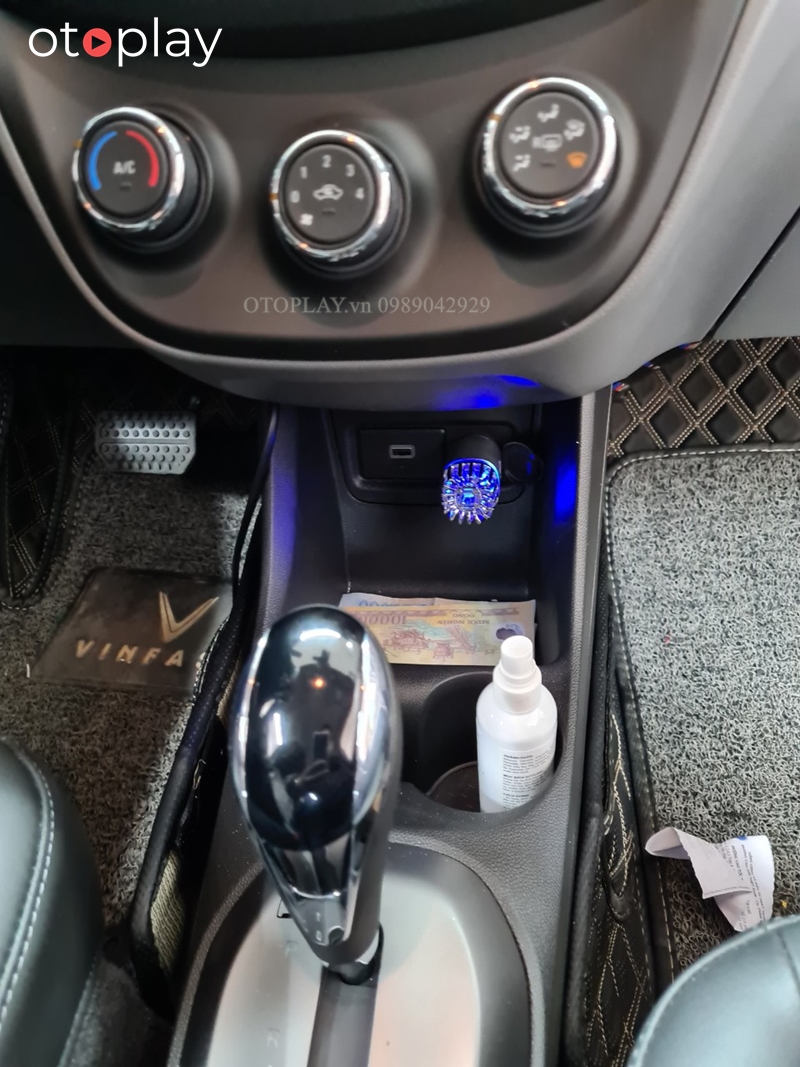 Máy lọc không khí Ionizer ThClean Car đặt xe khách hàng của OTOPLAY