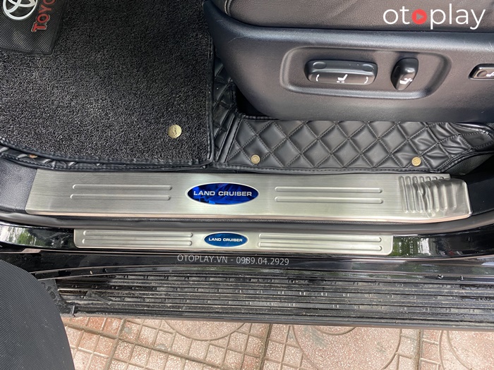 Nẹp bước chân Land Cruiser 2012 – 2020: Làm đẹp bệ đỡ, tạo điểm nhấn cho xe