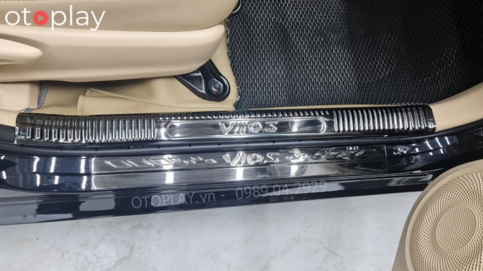 Nẹp bước chân titan xám khói dành cho xe Toytoa Vios 
