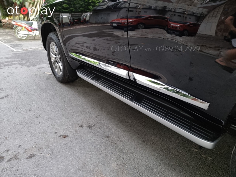 Xe Toyota Land Cruider Prado lắp nẹp sườn crom hoàn toàn không có chữ Land Cruiser Prado