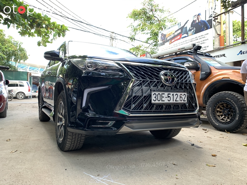 Xe Fortuner màu đen độ Lexus LX570 Sport