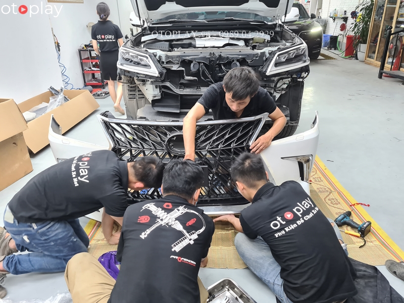 Thợ kỹ thuật OTOPLAY đang thực hiện thi công lắp bodykit Lexus