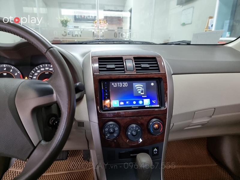 Lắp hoàn thiện màn hình DVD Pioneer cho chiếc xe Corolla hơn 10 tuổi