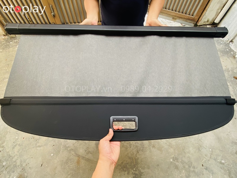 Tấm chắn khoang cốpToyota Cross mặt dưới khi kéo rộng ra