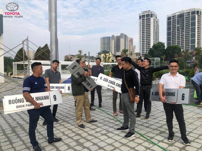 Nhân viên kinh doanh đi hỗ trợ để hoàn thiện showroom đúng tiến độ
