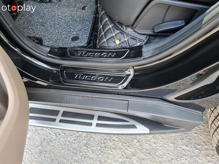 Nẹp bước chân Tucson ở cửa sau.