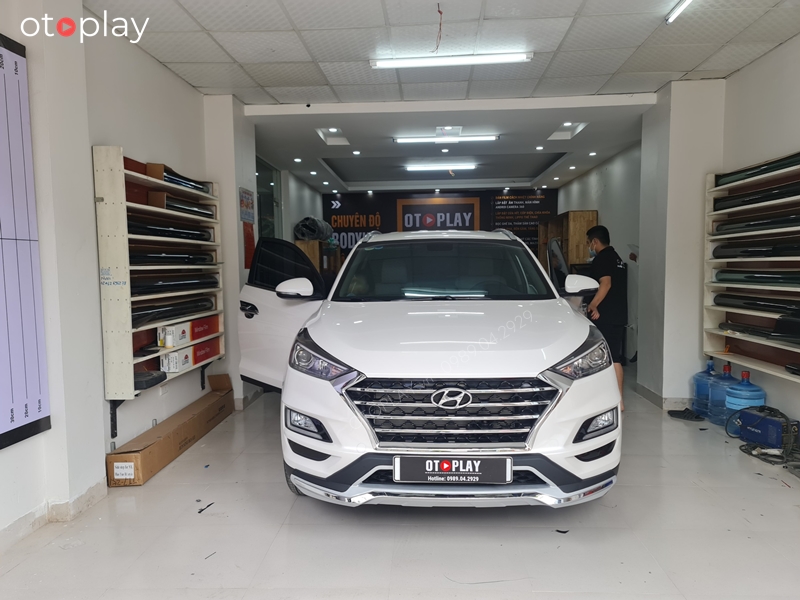 Xe Tucson lắp phụ kiện líp trước, sau, cảm biến áp suất lốp, dán phim... tại OTOPLAY