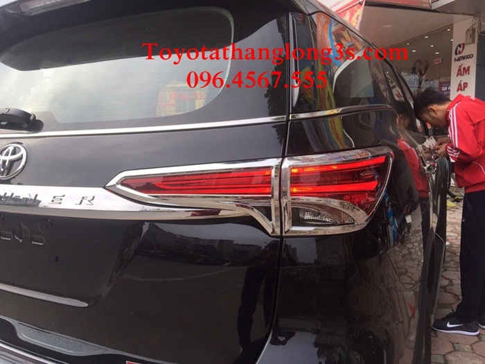 Viền đèn hậu xe Fortuner 2017