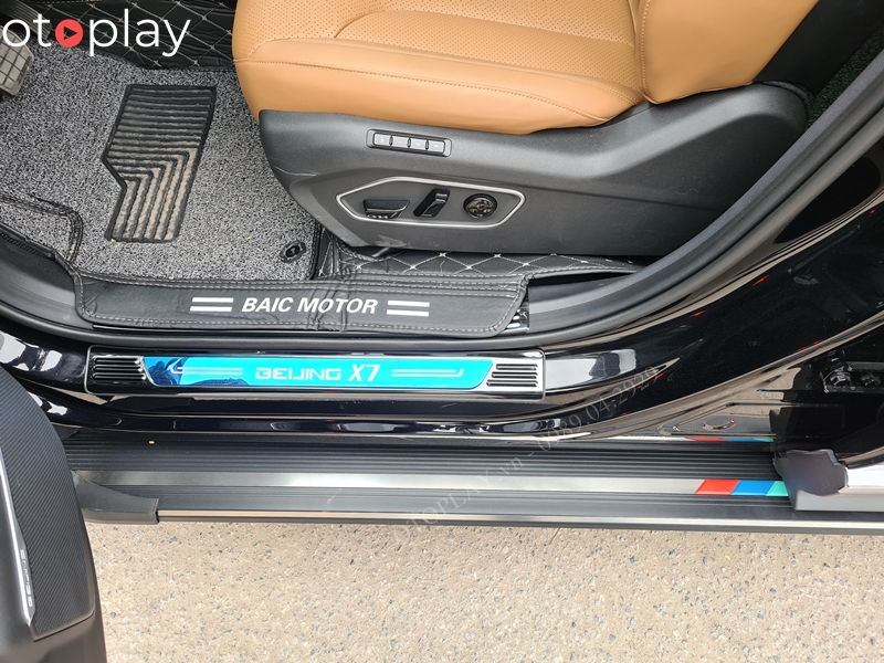 Bậc bước chân Beijing X7 nhìn từ phía cửa lái