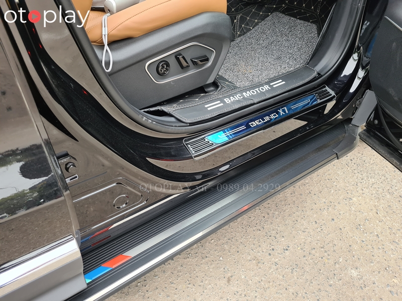 Bậc bước chân Beijing X7 nhìn từ phía cửa phụ