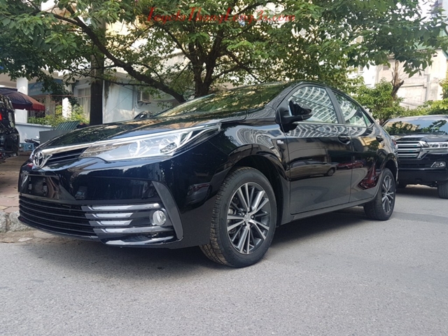 Xe Altis 1.8e CVT màu đen phiên bản 2018 tại Toyota Thăng Long