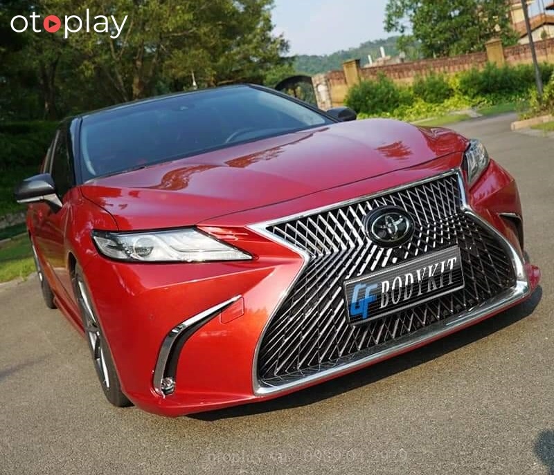 Xe Camry màu đỏ độ Lexus