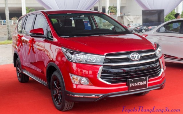 Xe Toyota Innova Venturer 2018 tại sân vận động Mỹ Đình