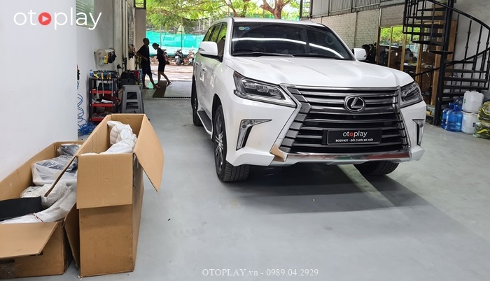 Xe Lexus LX570 nan ngang