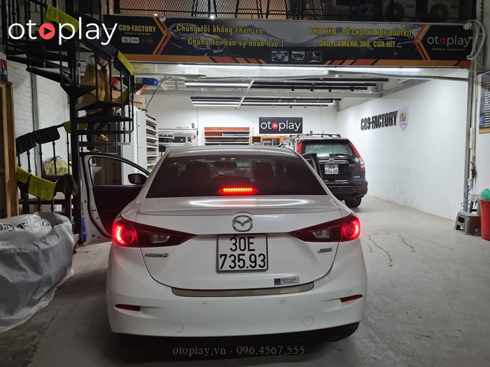 Xe Mazda 3 2017 đang được Việt hóa tại OTOPLAY