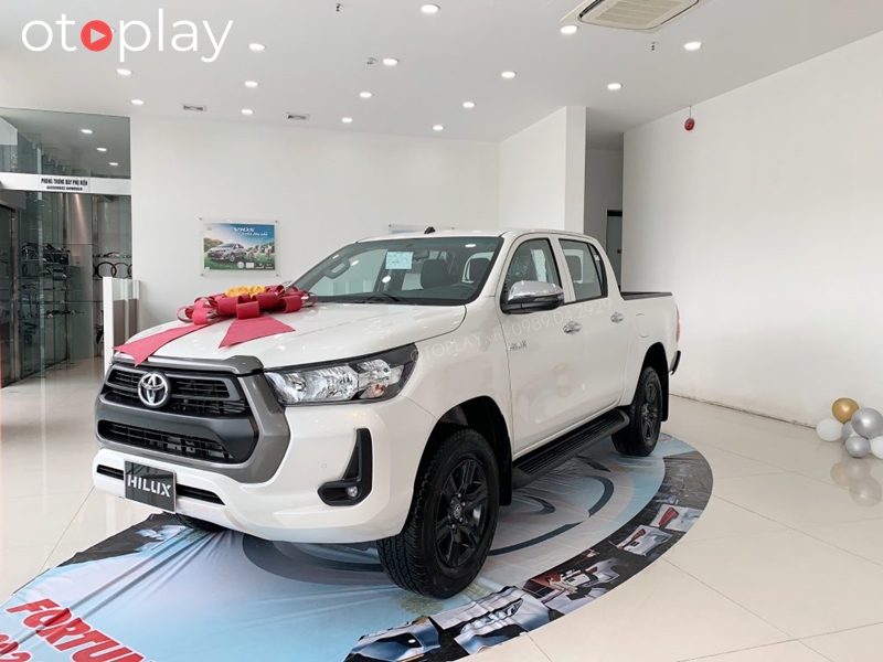 Xe Toyota Hilux 2021 trưng bày trong showroom bán xe