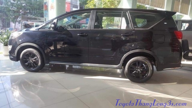 Xe Toyota Innova Venturer 2018 màu đen.