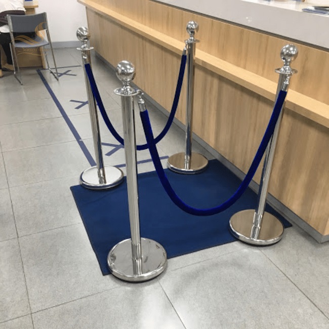 Cột chắn inox dây nhung màu xanh dương đậm