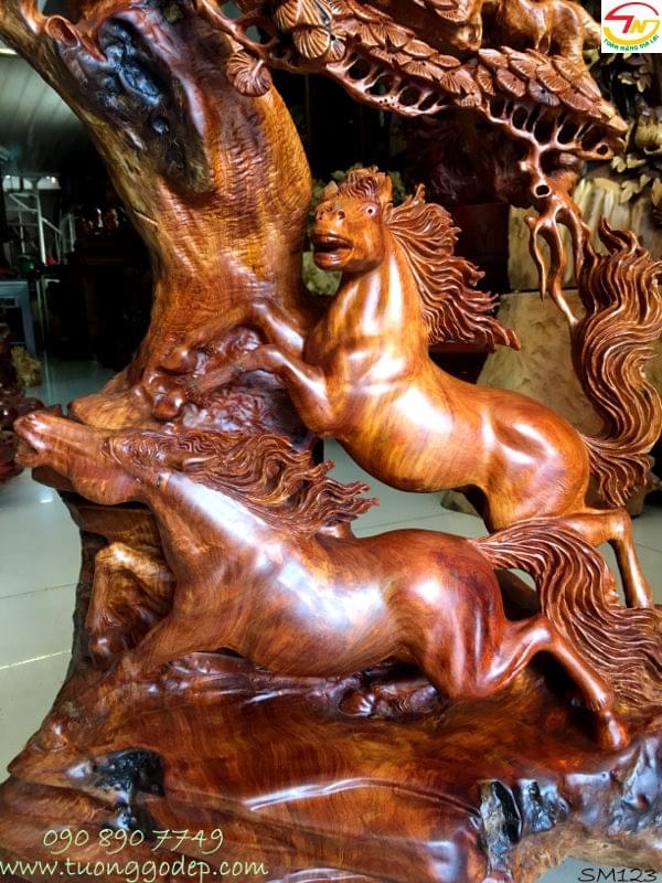 tượng con ngựa bằng gỗ