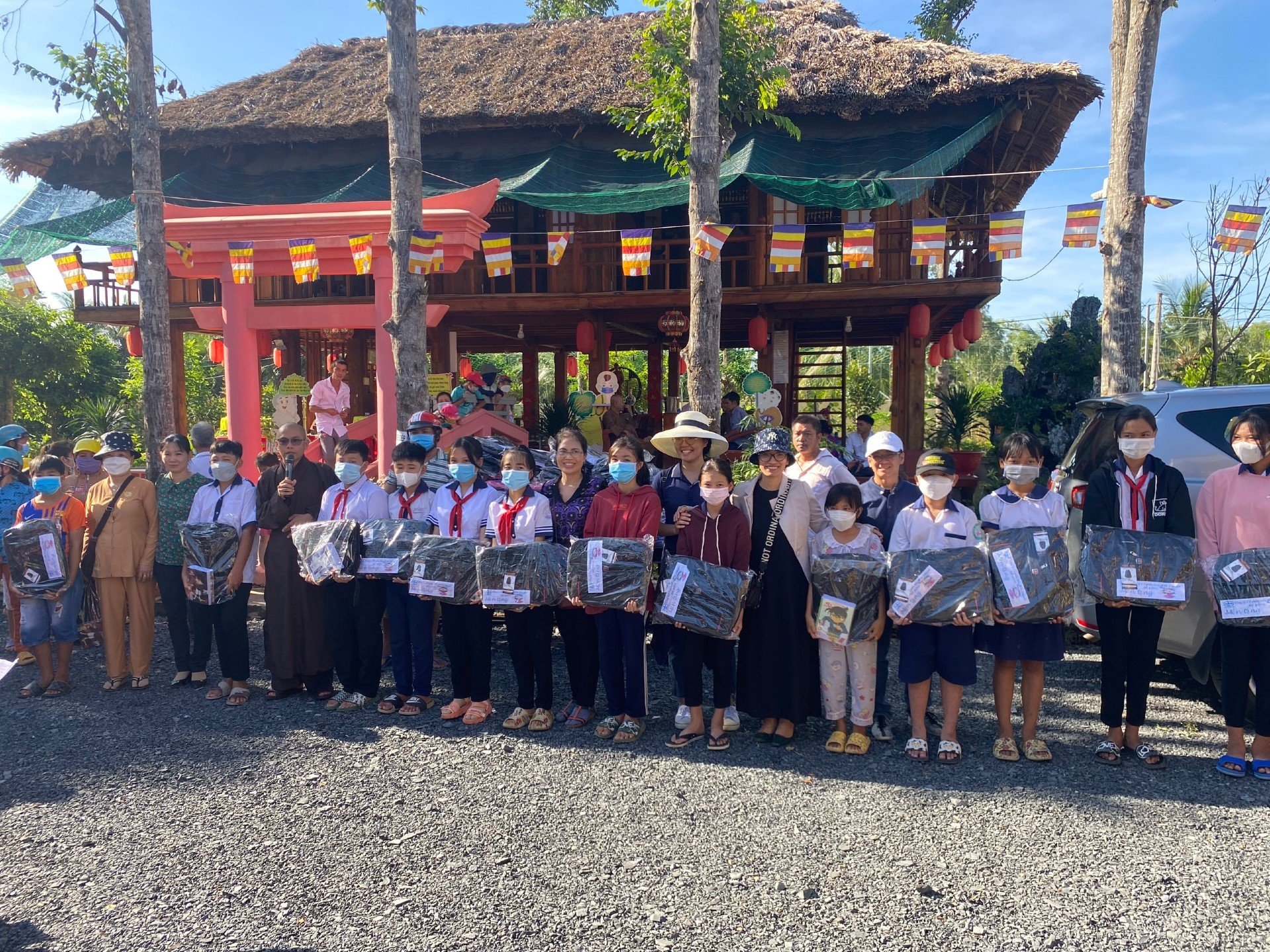 CHƯƠNG TRÌNH PHÁT QUÀ CHO HỌC SINH NGHÈO HIẾU HỌC TẠI TỈNH BẾN TRE