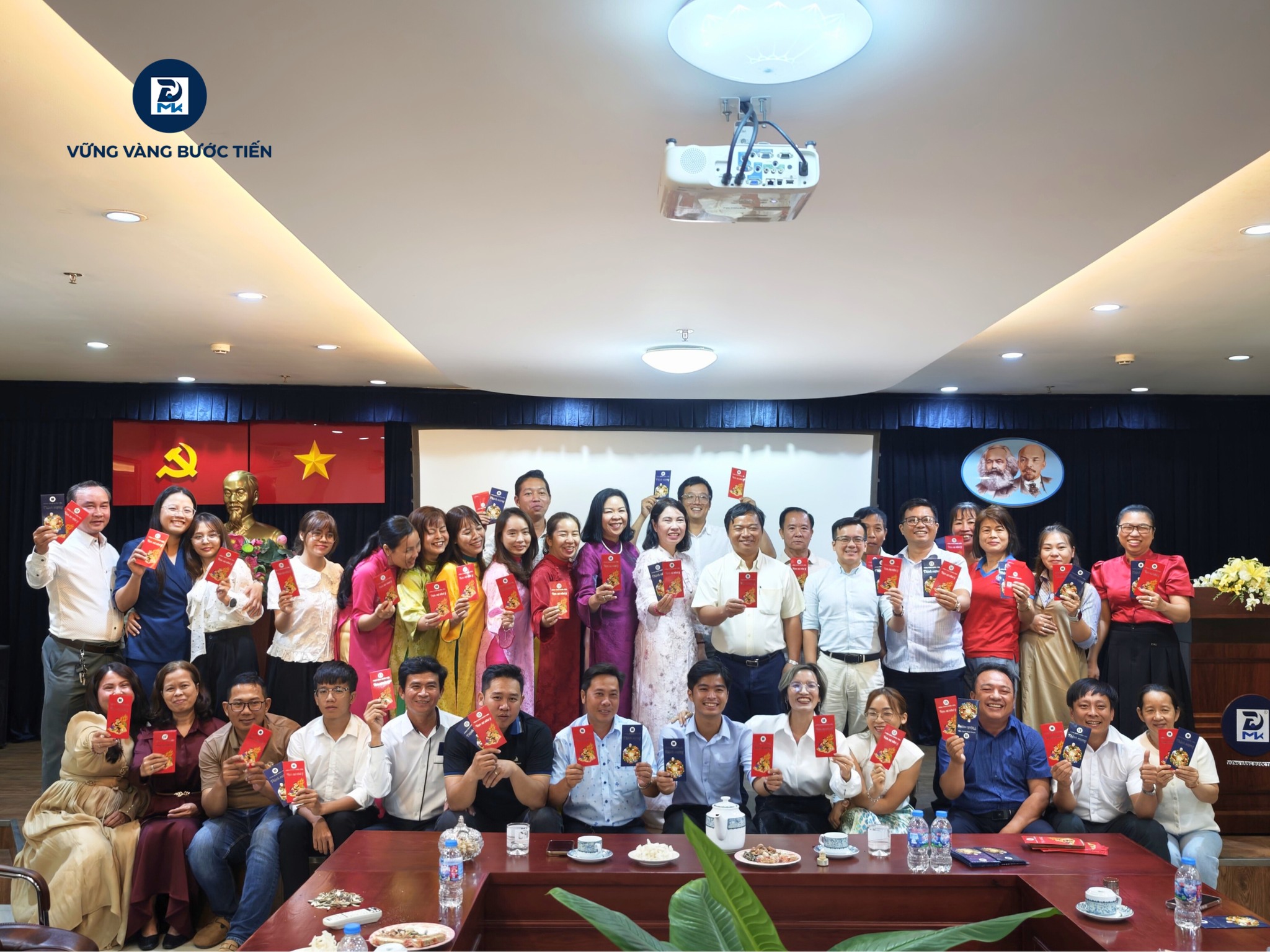 Đại Gia đình Mekong sum họp đầu năm, nâng ly hứa hẹn một năm làm việc năng suất