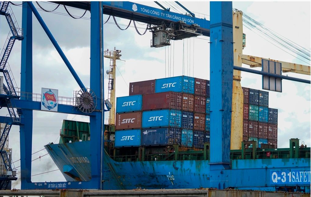 TP.HCM đẩy mạnh “xanh hóa” logistics, chuyển dịch hàng hóa từ đường bộ sang đường thủy