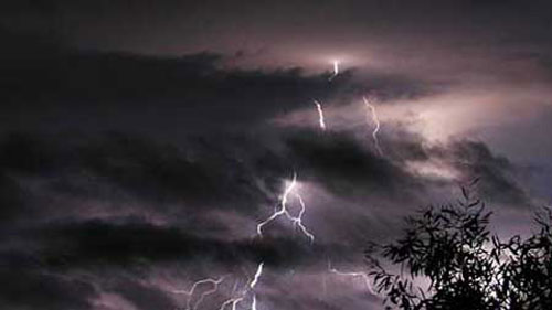 KHI SÉT ĐÁNH, VỊ TRÍ NÀO AN TOÀN TUYỆT ĐỐI ĐỂ TRÁNH SÉT?