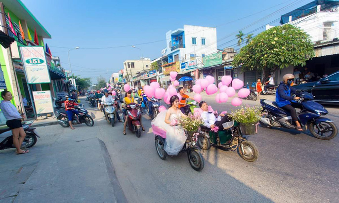 Lễ cưới trên xe lăn lay động hàng triệu trái tim