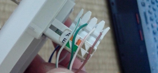 Hướng dẫn chi tiết cách bấm dây mạng âm tường an toàn và chính xác