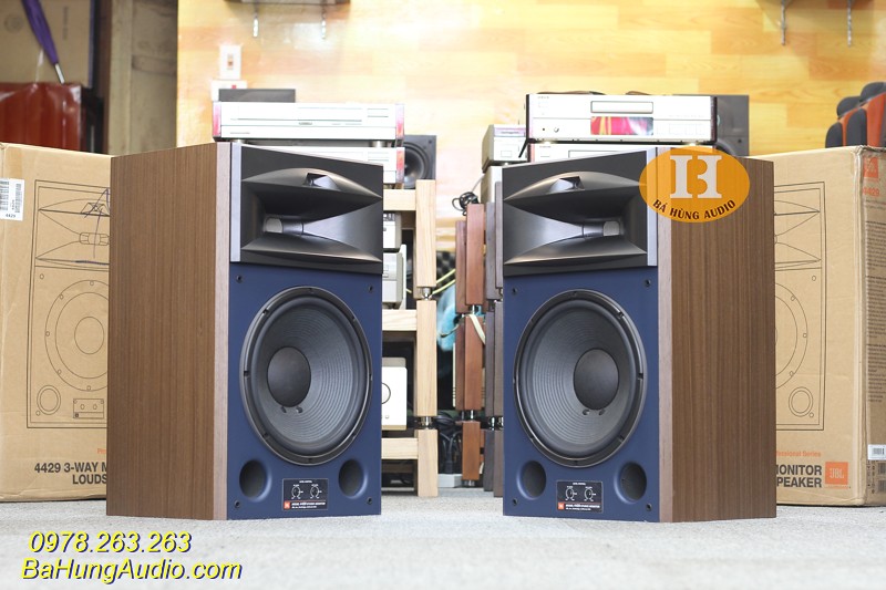 Tự tin thể hiện phong cách với Loa JBL 4429