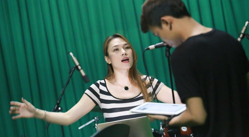 Mách bạn cách học hát hay giúp bạn tự tin khi cầm micro karaoke
