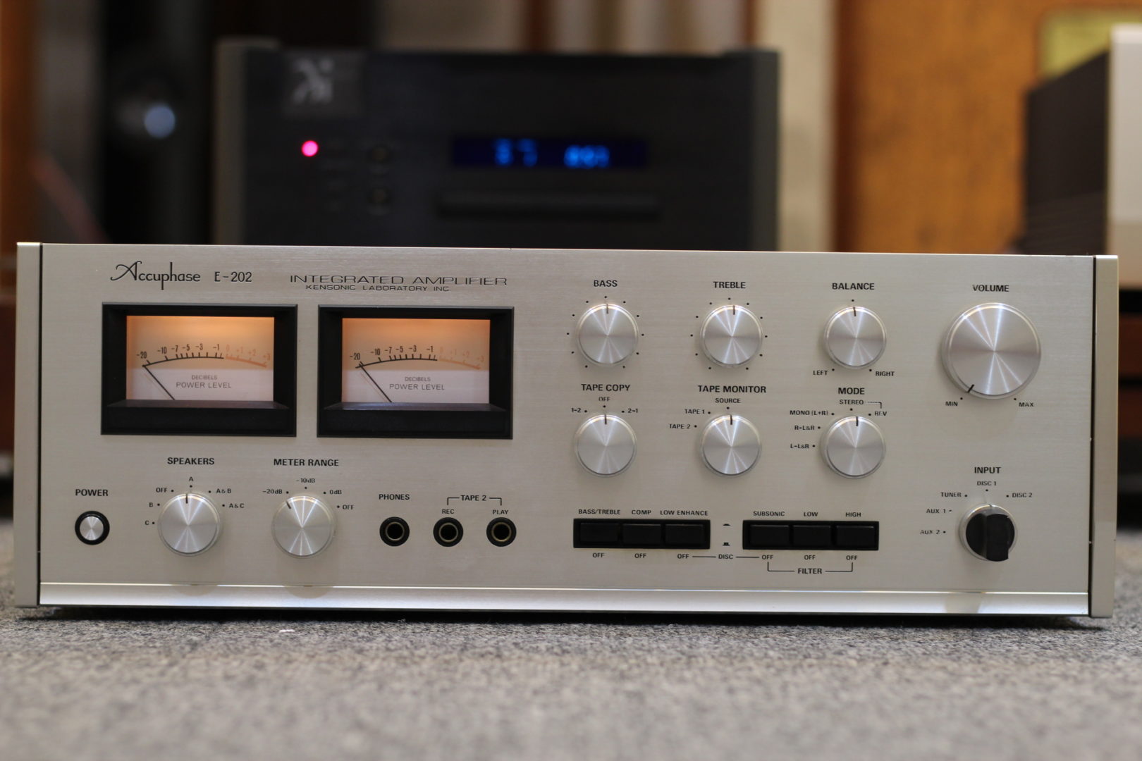 Tìm hiểu thông tin Amply Accuphase E202 đẹp xuất sắc 