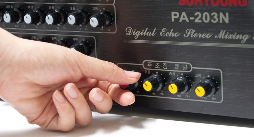 Amply bị ù do cắm mic nguyên nhân tại sao ? Cách khắc phục hiệu quả 2021