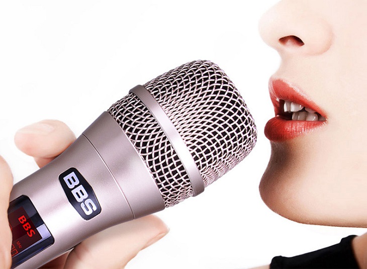 Cầm micro không đúng cách 