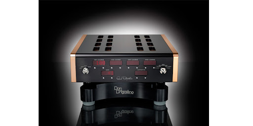 Phonostage Pre-Amplifier Momentum sang trọng với gam màu vàng đồng - đen