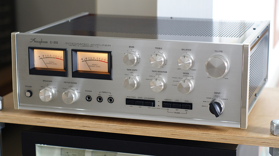 Amply Accuphase E202 