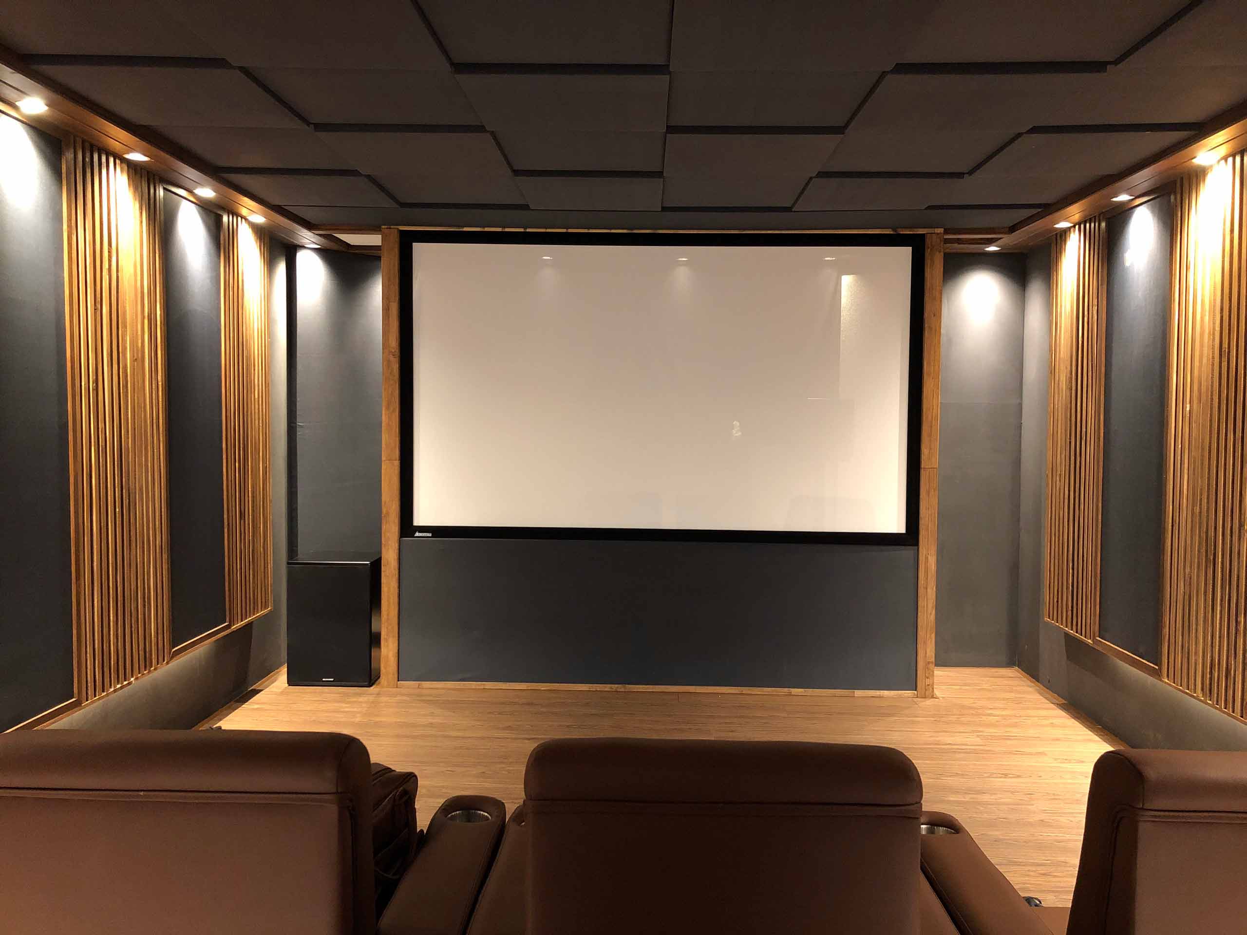 Dịch Vụ Vận Chuyển Máy Chiếu Bằng Đường Sắt – Giải Pháp Nhanh Chóng, An Toàn