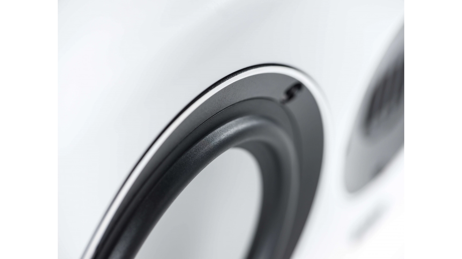 Loa Elac Carina CC 241.4