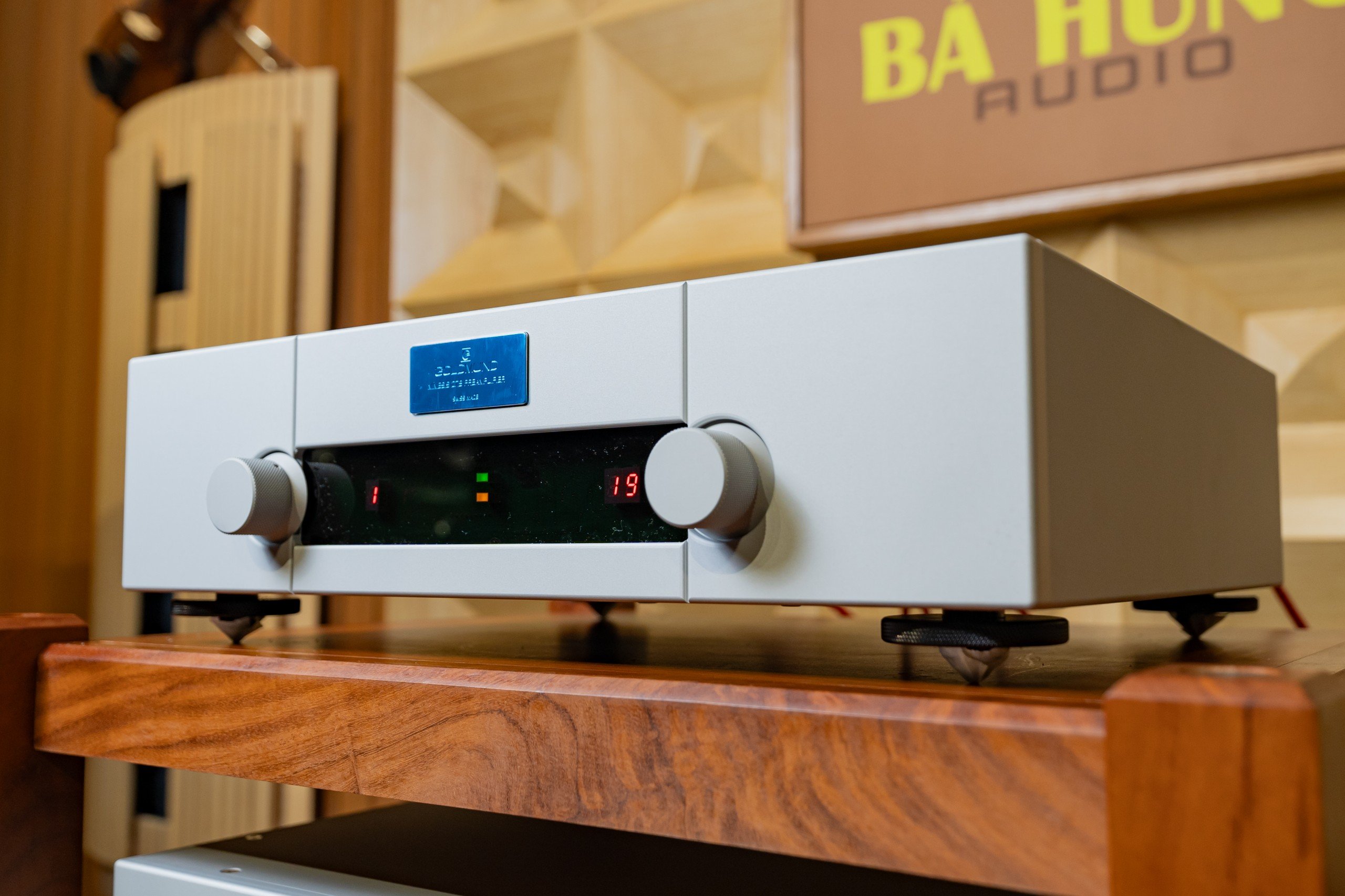 Pre-amplifier Goldmund Mimesis 27.8