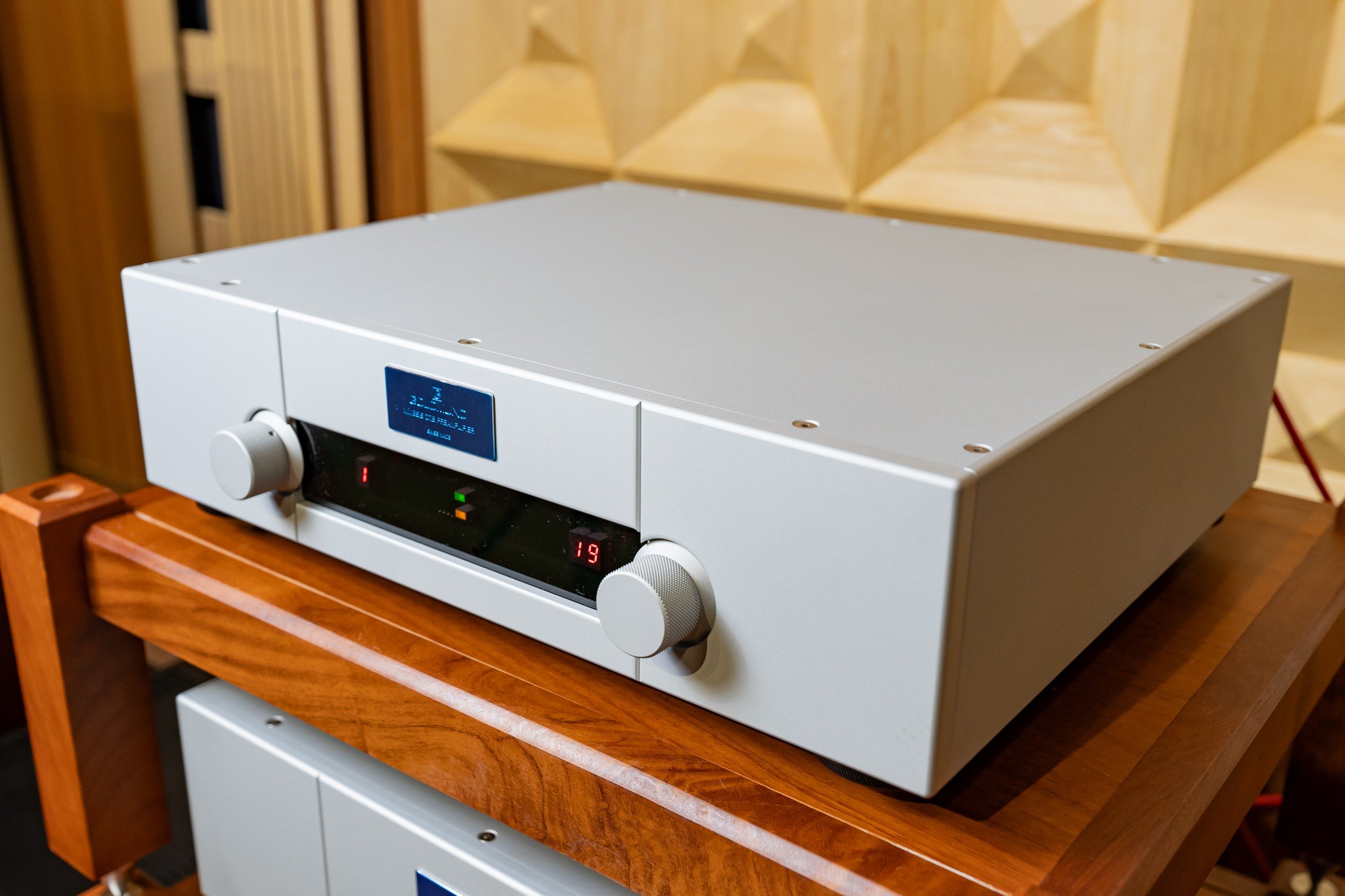 Pre-amplifier Goldmund Mimesis 27.8