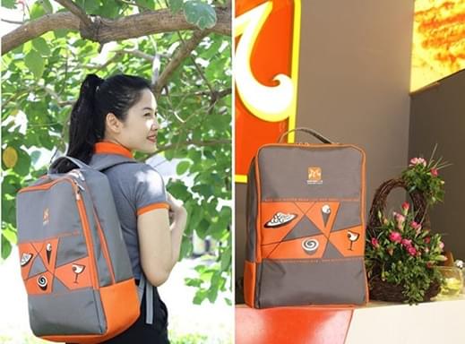THIẾU NỮ MANG BALO LAPTOP