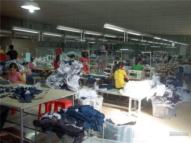 Làm thế nào chọn xưởng may áo khoác gió đồng phục tại Hà Nội?