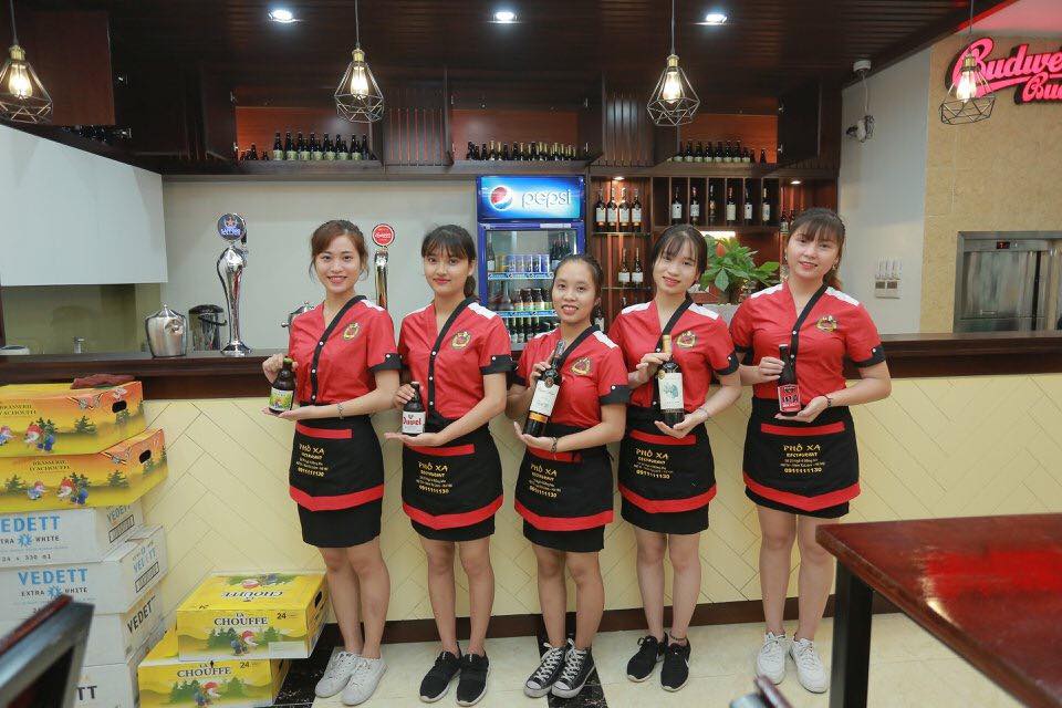 đồng phục nhân viên phục vụ nhà hàng màu đỏ 