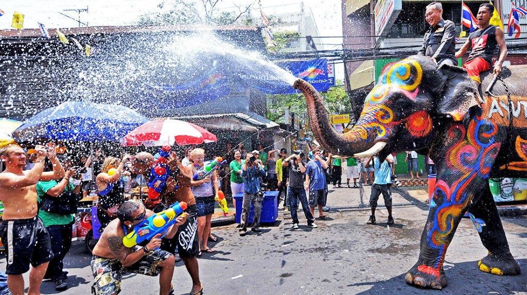 Vừa vui chơi mà lại rước thêm may mắn với Lễ hội té nước Songkran - Thái Lan