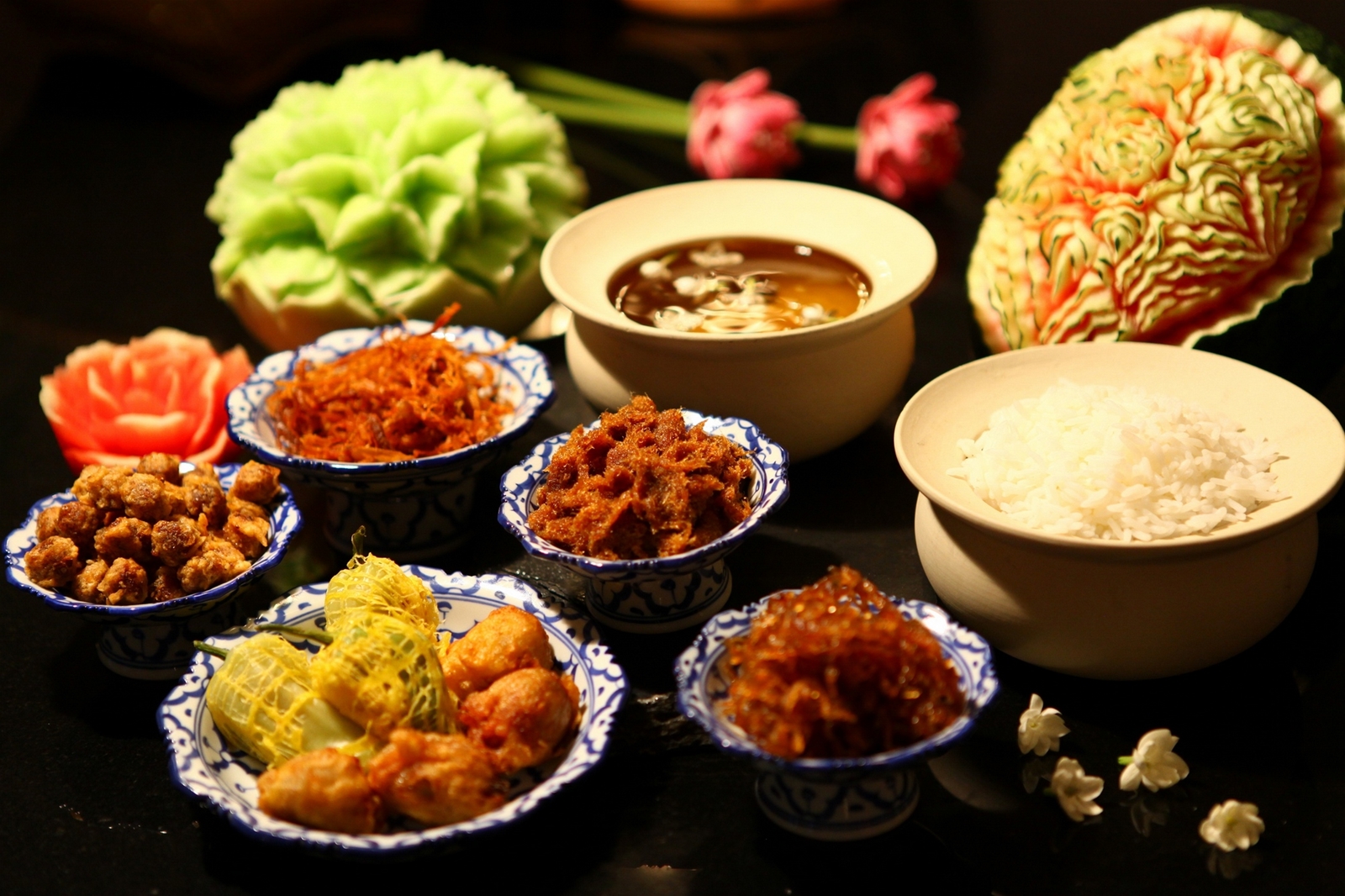 Du khách cũng nên tìm dịp thưởng thức mâm cơm ngày tết của người Thái