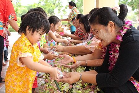 Trong ngày này người Thái sẽ đến nhà những họ hàng lớn tuổi thực hiện nghi thức Rot Nam Dam Hua