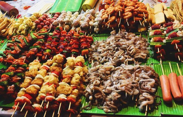 phần sốt ướp cùng, ngoài tiêu, tỏi, đường, nước mắm thì người bán còn cho thêm một ít nước dừa để tạo độ béo thơm