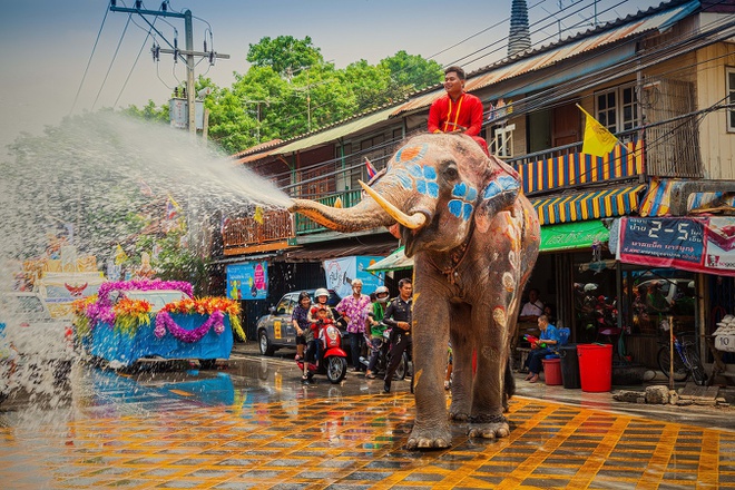 Lễ hội té nước là biểu hiện của hành động cầu mưa, liên hệ với hình ảnh rắn Nagar, vị thần mưa đang phun nước xuống trần gian.